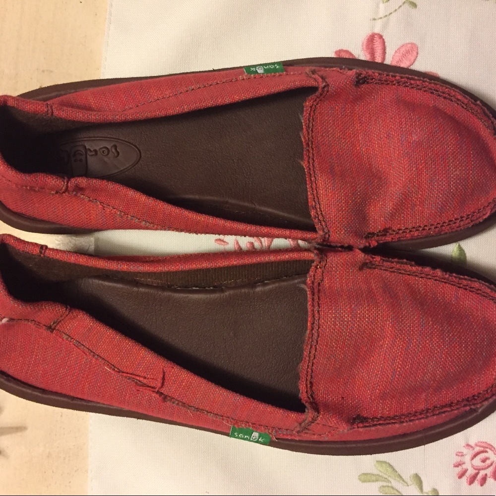 LIKE NEW Sanuk flats